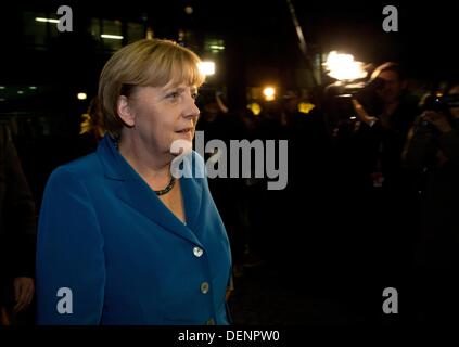 Berlin, Deutschland. 22. September 2013. Bundeskanzlerin Angela Merkel (CDU) kommt bei der Wahl Nacht TV-Debatte der führenden Vertreter der großen Parteien im Studio des Fernsehsenders ZDF in Berlin, Deutschland, 22. September 2013. Foto: CHRISTIAN CHARISIUS/Dpa/Alamy Live News Stockfoto