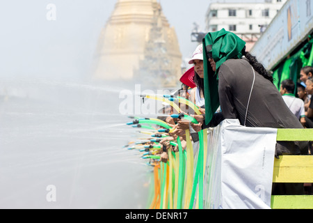 Menschen sind sprühen Wasser aus Schläuchen an Thingyan - wasserfest Stockfoto