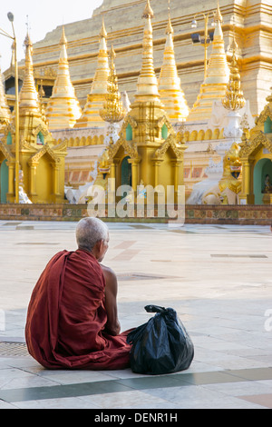 Mönch meditiert in der Pagode Shwe dagon Stockfoto