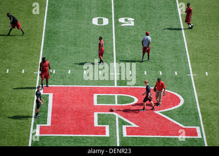 Piscataway, New Jersey, USA. 21. September 2013. 21. September 2013: Mitglieder der Rutgers Scarlet Knights Aufwärmen vor dem Spiel zwischen Arkansas Razorbacks und Rutgers Scarlet Knights im Höhepunkt-Lösungen-Stadion in Piscataway, New Jersey. © Csm/Alamy Live-Nachrichten Stockfoto