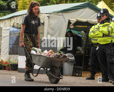 Balcombe, West Sussex, UK. 22. September 2013. Umweltschützer Kinderwagen bei "Gürtel aus Balcombe 3" Veranstaltung außerhalb der Cuadrilla Website.   Die Anti-Fracking, die Umweltschützer protestieren gegen Probebohrungen durch Cuadrilla auf dem Gelände in West Sussex, die zu der umstrittenen Fracking-Prozess könnte. Bildnachweis: David Burr/Alamy Live-Nachrichten Stockfoto