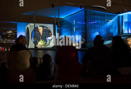 Berlin, Deutschland. 22. September 2013. Bundeskanzlerin Angela Merkel (CDU) ist in eine Fil-Installation auf dem Marie-Elisabeth-Lueders-Haus vor dem Reichstag in Berlin, Deutschland, 22. September 2013 abgebildet. Die Filmprojektion vom 27. Juni 2013 bis 3. Oktober 2013 zeigt die Geschichte des Parlamentarismus in Deutschland. Foto: FLORIAN SCHUH/Dpa/Alamy Live News Stockfoto