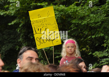 Balcombe, West Sussex, UK. 22. September 2013. Hübsches junges Gesicht in der Menge mit solar Schild am 'Gürtel aus Balcombe 3' Ereignis außerhalb der Cuadrilla Website.   Die Anti-Fracking, die Umweltschützer protestieren gegen Probebohrungen durch Cuadrilla auf dem Gelände in West Sussex, die zu der umstrittenen Fracking-Prozess könnte. Bildnachweis: David Burr/Alamy Live-Nachrichten Stockfoto