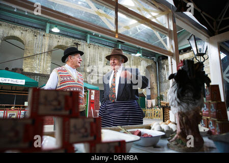 Chatham, UK. 21. September 2013. Gruß an die 40 - Großbritanniens 1940er Heimatfront Veranstaltung im Historic Dockyard Chatham. Markthändler sprechen. Stockfoto