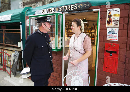 Chatham, UK. 21. September 2013. Gruß an die 40 - Großbritanniens 1940er Heimatfront Veranstaltung im Historic Dockyard Chatham. Polizist und Shop Besitzer in traditionellen 1940' Kleidung. Stockfoto