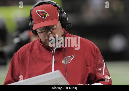 New Orleans, LOUISIANA, USA. 22. September 2013. Arizona Cardinals Cheftrainer BRUCE ARIANS an der Seitenlinie vor dem spielen die New Orleans Saints im Mercedes-Benz Superdome in New Orleans, Louisiana. Die Heiligen schlagen die Kardinäle 31-7. Bildnachweis: Dan Anderson/ZUMAPRESS.com/Alamy Live-Nachrichten Stockfoto