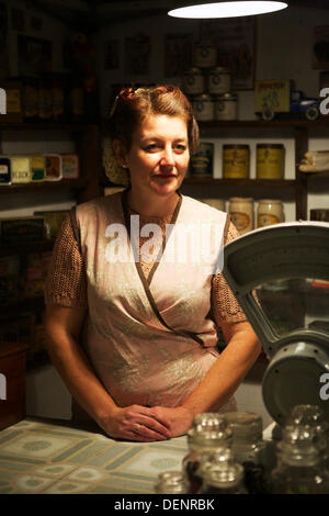 Chatham, UK. 21. September 2013. Gruß an die 40 - Großbritanniens 1940er Heimatfront Veranstaltung im Historic Dockyard Chatham. Shop-Betreiber warten auf Kunden. Stockfoto