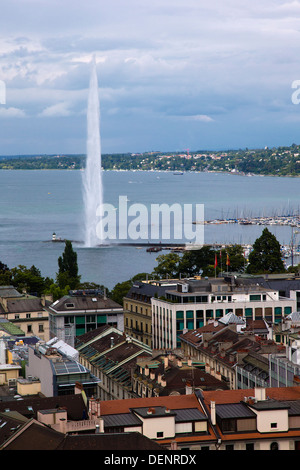 Luftaufnahme der Genfer See und dem Jet d ' Eau genommen von einem Turm der Kathedrale Saint Pierre (St.-Peter-Kathedrale), Genf Stockfoto