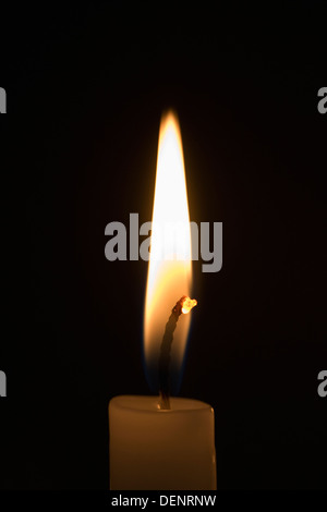 Eine einzelne Kerze in der Dunkelheit. Stockfoto