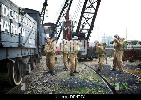 Chatham, UK. 21. September 2013. Gruß an die 40 - Großbritanniens 1940er Heimatfront Veranstaltung im Historic Dockyard Chatham.  Das Militär verteidigen, die Docks und die Eisenbahn. "Wer ist Go es" Lote / Wachen mit Enfield Gewehren auf den Feind gerichtet. Die Chatham Dockyard. Stockfoto