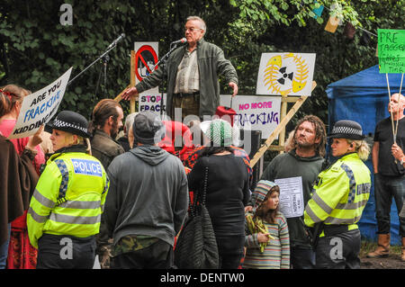 Balcombe, West Sussex, UK. 22. September 2013. Lokale Berühmtheit Charles Metcalfe arbeitet bei einer mitreißenden Umwelt Rede bei der Veranstaltung "Gürtel es aus Balcombe 3" im Eingangsbereich Cuadrilla Website... Die Anti-Fracking, die Umweltschützer protestieren gegen Probebohrungen durch Cuadrilla auf dem Gelände in West Sussex, die zu der umstrittenen Fracking-Prozess könnte. Bildnachweis: David Burr/Alamy Live-Nachrichten Stockfoto