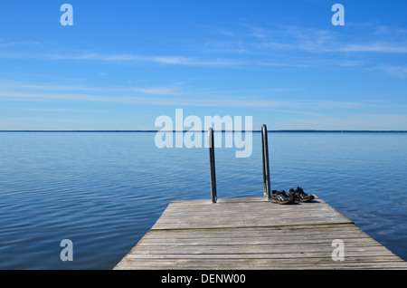 Schuhe auf einem alten Steg in der Ostsee, Schweden. Stockfoto