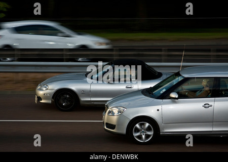 Hinten Sync Flash-Technik verwendet, um drei Autos Reisen entlang der Schnellstraße von Dundee in den späten Abend, UK erfassen Stockfoto