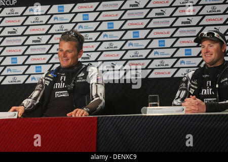 San Francisco, Kalifornien, USA. 22. September 2013. Emirates Team New Zealand Skipper Dean Barker und Flügel Trimmer Glenn Ashby sprechen Sie mit der Presse nach dem Rennen 15 von der Amerika-Cup-Finale. Eine Wiedererstarken Oracle Team USA nahm Rennen 14 und 15 der America Cup Emirat Team New Zealand führen zu 8-5 Kredit zu schließen: Jeremy Breningstall/ZUMAPRESS.com/Alamy Live News Stockfoto