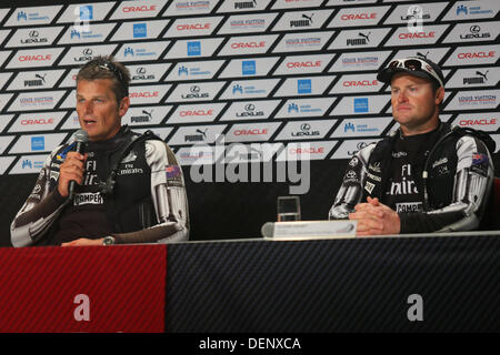 San Francisco, Kalifornien, USA. 22. September 2013. Emirates Team New Zealand Skipper Dean Barker und Flügel Trimmer Glenn Ashby sprechen Sie mit der Presse nach dem Rennen 15 von der Amerika-Cup-Finale. Eine Wiedererstarken Oracle Team USA nahm Rennen 14 und 15 der America Cup Emirat Team New Zealand führen zu 8-5 Kredit zu schließen: Jeremy Breningstall/ZUMAPRESS.com/Alamy Live News Stockfoto