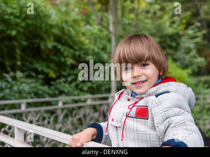 Entzückende junge lächelnd in Laube im freien Stockfoto