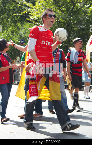 New York, USA. 21. September 2013. Schwimmer und Demonstranten auf der Fifth Avenue in 2013 German-American Steuben Parade am 21. September 2013 in New York, NY, USA. Bildnachweis: Jannis Werner/Alamy Live-Nachrichten Stockfoto