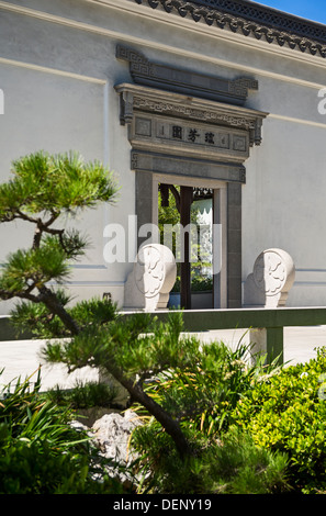 Eingangstür zum chinesischen Garten der Huntington Library und botanischen Gärten. Stockfoto