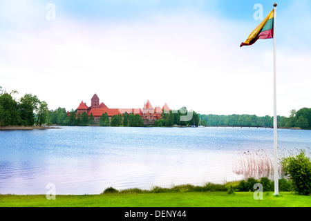 Symbol für Litauen Trakai Burg und Land Flagge mit dem See Stockfoto