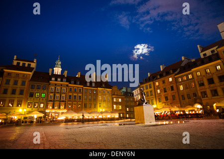 Warschau alte Marktplatz der Stadt quadratisch in der Nacht Dämmerung mit Brunnen und abends Café und Farbe Häuser Stockfoto