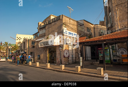 Eine Straße in alten Jaffa, Israel, wo Häuser, Geschäfte, Restaurants und eine Synagoge am selben Ort teilen Stockfoto