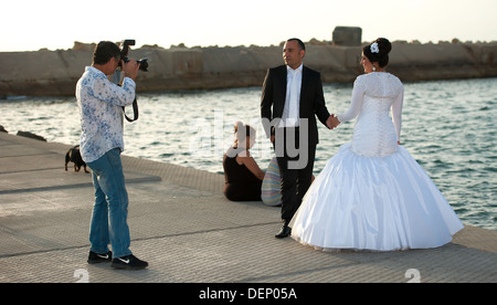 Ein junges Paar am Tag ihrer Hochzeit fotografiert am alten Jaffa-Hafen in Israel Stockfoto