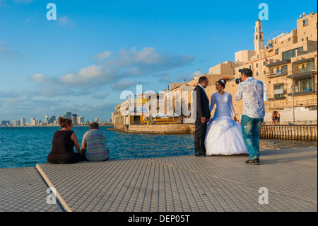 Ein junges Paar am Tag ihrer Hochzeit fotografiert am alten Jaffa-Hafen in Israel Stockfoto