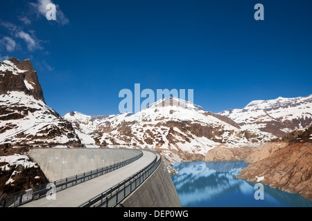 Die Emosson-Staudamm in der Nähe von Dorf Chatelard, Schweizer an der Grenze mit Frankreich im Frühjahr Stockfoto