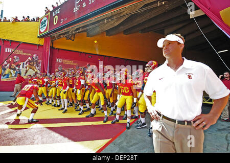 23. September 2013 - Los Angeles, CA, USA - 21. September 2013 Los Angeles, Kalifornien. Die USC Trojans und USC Trojans Cheftrainer Lane Kiffin vorbereiten, das Feld vor der NCAA Football Spiel zwischen den USC Trojans und die Utah State Aggies am Kolosseum in Los Angeles, Kalifornien nehmen... Louis Lopez/CSM Stockfoto