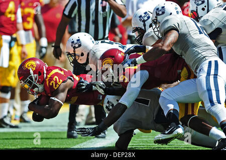 23. September 2013 - Los Angeles, CA, USA - 21. September 2013 Los Angeles, Kalifornien. USC Trojans laufen wieder Justin Davis #22 läuft und ist außerhalb des gültigen Bereichs im ersten Quartal in Aktion während der NCAA Football-Spiel zwischen den USC Trojans und die Utah State Aggies am Kolosseum in Los Angeles, Kalifornien in Angriff genommen... Louis Lopez/CSM Stockfoto