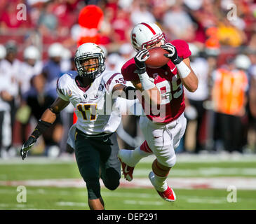 23. September 2013 - Palo Alto, CA, USA - 21. September 2013: Stanford Cardinal Wide Receiver Devon Cajuste (89) Hols in einem Durchgang während der NCAA Football-Spiel zwischen der Stanford Cardinal und die Arizona State Sun Devils im Stanford Stadium in Palo Alto, CA. Stanford besiegte Arizona 42-28. Stockfoto