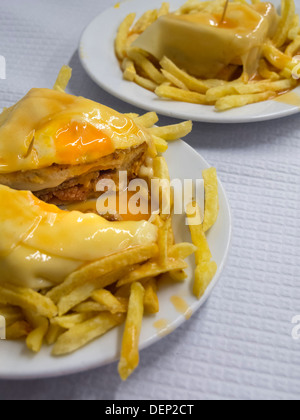 Francesinha - typische Sandwich von Oporto, Portugal Stockfoto