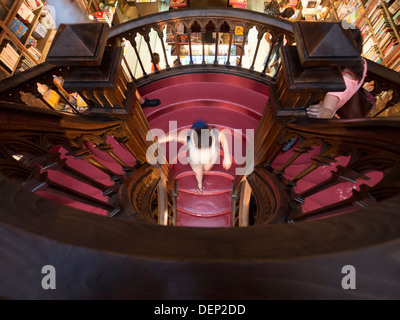 Berühmte Lello Buchhandlung rote Treppe in Porto, Nordportugal, Europa Stockfoto