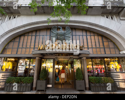 Außenansicht des McDonald's befindet sich auf einem alten Café in Porto, Portugal Stockfoto