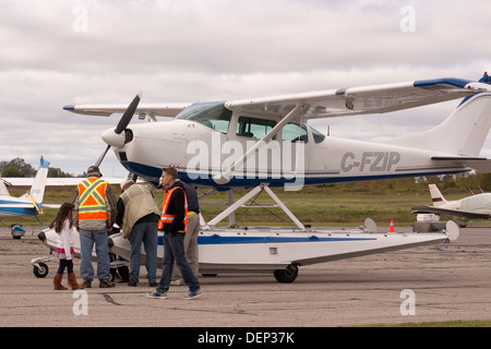 Wasserflugzeug auf Asphalt für den Flug am Flughafen Kawartha Seen vorbereitet Stockfoto