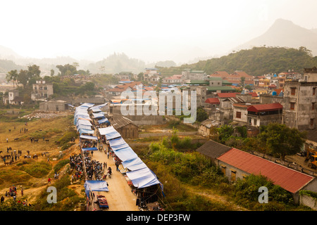 Eine Vogelperspektive von der bunten Stadt Bac Ha, liegt in der hügeligen Sapa-Region der Provinz Lao Cai, Vietnam. Stockfoto