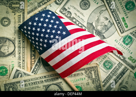 oben sehen Sie amerikanische Flagge auf uns Dollar Hintergrund Stockfoto