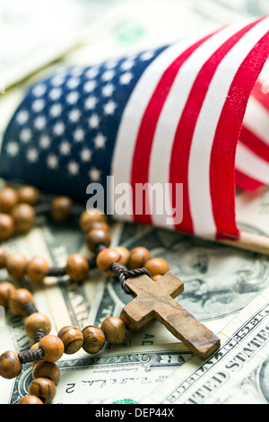 Rosenkranz mit amerikanischen Flagge auf uns Dollar Hintergrund Stockfoto