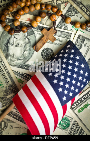 Rosenkranz mit amerikanischen Flagge auf uns Dollar Hintergrund Stockfoto