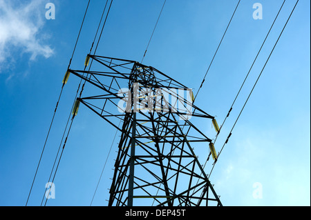 ELEKTRISCHE LEISTUNG PYLON MIT ZULEITUNGEN ODER LINIEN GEGEN EINEN BLAUEN HIMMEL-ELEKTRO Stockfoto