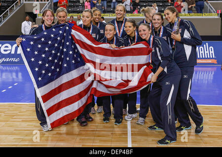 21. September 2013 post - Ralston, Nebraska, Vereinigte Staaten von Amerika - 21. September 2013 - Ralston, NE US - USA Team Posen während Spiel Zeremonien nach ihrer NORCECA Continental Championship Finale match gegen die Dominikanische Republik in Ralston Arena in Ralston, ne... Vereinigten Staaten erfasst die 2013 besuchen Sie Omaha NORCECA Frauen Stockfoto