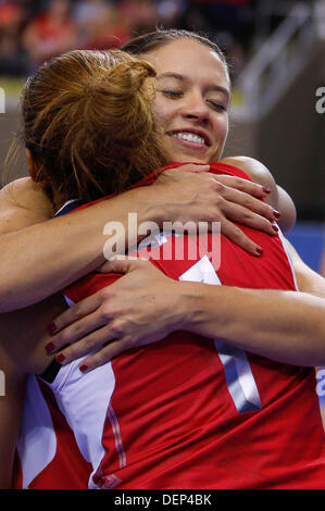 21. September 2013 - Ralston, Nebraska, Vereinigte Staaten von Amerika - USA 21. September 2013 - Ralston, NE US - Teamkollegen umarmen Moment nach ihrer NORCECA Continental Championship Finale match zwischen Dominikanische Republik und den USA in Ralston Arena in Ralston, ne... Vereinigten Staaten erfasst die 2013 besuchen Sie Omaha NORCECA Frauen Stockfoto