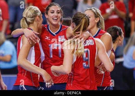 21. September 2013 - Ralston, Nebraska, Vereinigte Staaten von Amerika - 21. September 2013 - Ralston, NE US - Vereinigte Staaten-Teamkollegen treffen und umarmen Moment nach ihrer NORCECA Continental Championship Finale match zwischen Dominikanische Republik und den USA in Ralston Arena in Ralston, ne... Vereinigten Staaten erfasst die 2013 besuchen Sie Omaha NORCECA Frauen Stockfoto