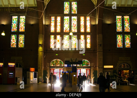 Bahnhof Maastricht Innenraum Buchung Halle im Abendlicht Stockfoto