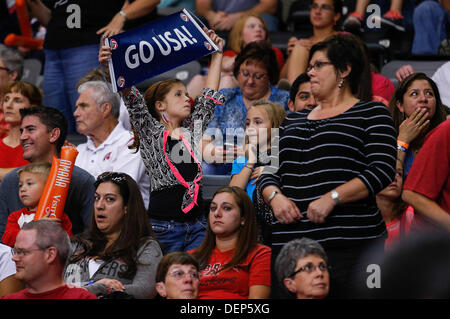 21. September 2013 - Ralston, Nebraska, Vereinigte Staaten von Amerika - 21. September 2013 - Ralston, NE US - USA Fan in Aktion während einer NORCECA Continental Championship Finale match zwischen Dominikanische Republik und den USA in Ralston Arena in Ralston, ne... Vereinigten Staaten erfasst die 2013 besuchen Sie Omaha NORCECA Frauen Stockfoto