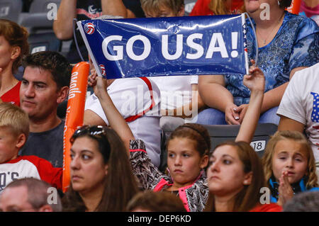 21. September 2013 - Ralston, Nebraska, Vereinigte Staaten von Amerika - 21. September 2013 - Ralston, NE US - USA Fan während einer NORCECA Continental Championship Finale match zwischen Dominikanische Republik und den USA in Ralston Arena in Ralston, ne... Vereinigten Staaten erfasst die 2013 besuchen Sie Omaha NORCECA Frauen Stockfoto