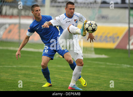 Tschechischen Fußball-Liga, 9. Runde: Banik Ostrava Vs Slovan Liberec am 22. September 2013 in Ostrava, Tschechische Republik. Von links: Jiri Fleisman von Liberec und Antonin Fantis Ostrava. (Foto/Jaroslav Ozana CTK) Stockfoto