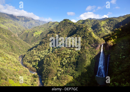 Atemberaubende grüne Regenwald-Landschaft in der Mitte von Kauai, Hawaii. Luftaufnahme vom Hubschrauber aus. Stockfoto