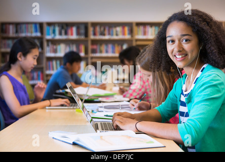 Student mit Laptop in der Bibliothek Stockfoto