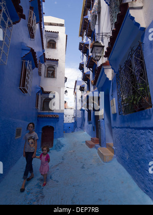 Zwei Mädchen in Gasse mit blau gestrichenen Wänden, Chefchaouen, Marokko Stockfoto